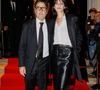 Profondément marquée par les disparitions successives de son père Serge Gainsbourg, de sa sœur Kate Barry, puis de sa mère Jane Birkin en 2023, l’interprète de "Lemon Incest" a fait de ses lieux de vie de véritables écrins de mémoire. 

Yvan Attal et sa compagne Charlotte Gainsbourg - Arrivées à la 10ème édition du "Global Gift Gala 2022" au Four Seasons Hotel George V à Paris
© Christophe Clovis / Bestimage