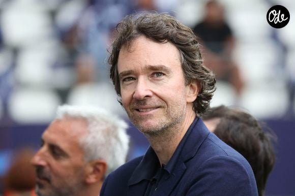 Déjà incontournable dans l'univers du luxe, Antoine Arnault, le fils de Bernard Arnault, se lance à l'assaut du monde du football en s'emparant de la présidence du Paris FC. 

Antoine Arnault - Célébrités lors du match de football de Ligue 1 McDonald's entre le Paris FC contre Metz (3-2) au stade Jean Bouin à Paris le 31 aout 2025. © Mitchof/PsnewZ/Bestimage