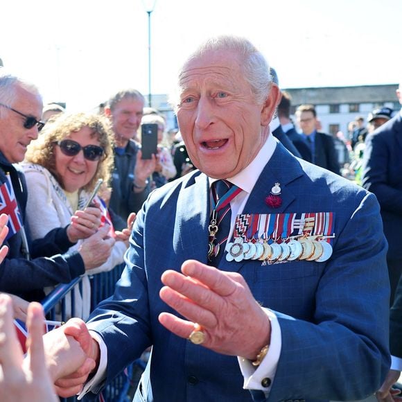 Le roi Charles III rencontre des membres du public lors d'une visite à Barrow-in-Furness, Cumbria, pour présenter les lettres patentes accordant officiellement le statut de charte royale au port de Barrow, en reconnaissance de la contribution essentielle de la ville à la défense nationale et à l'industrie, à Barrow-in-Furness, Royaume-Uni, le 20 septembre 2025. © Jackson Chris/PA Wire/ABACA