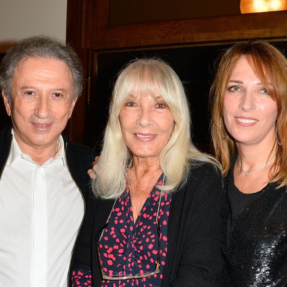 Cette démarche très symbolique a permis de combler le vide paternel de la jeune femme.

Michel Drucker avec sa femme Dany Saval et sa fille Stéphanie (Stéfanie) Jarre - Inauguration du théâtre de la Tour Eiffel à Paris le 16 octobre 2017. © Coadic Guirec/Bestimage