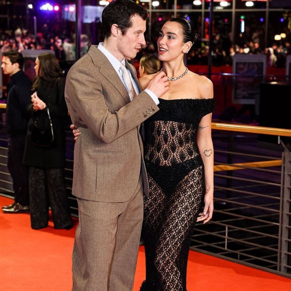 Le look de la chanteuse était composé d'un blazer en cady ivoire avec des boutons dorés et d'une jupe asymétrique assortie.

Dua Lipa et sa fiancée Callum Turner à la première du film "Rosebush Pruning" lors de la 76ème édition du festival international du film de Berlin (La Berlinale 2026), le 14 février 2026.