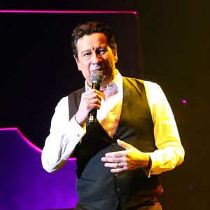 Exclusif - Laurent Gerra, imitant ici E. Macias, « Se met à table ! » dans son nouveau spectacle à savourer au Casino de Paris, à Paris, France, le 04 Janvier 2025. © Bertrand Rindoff/Bestimage