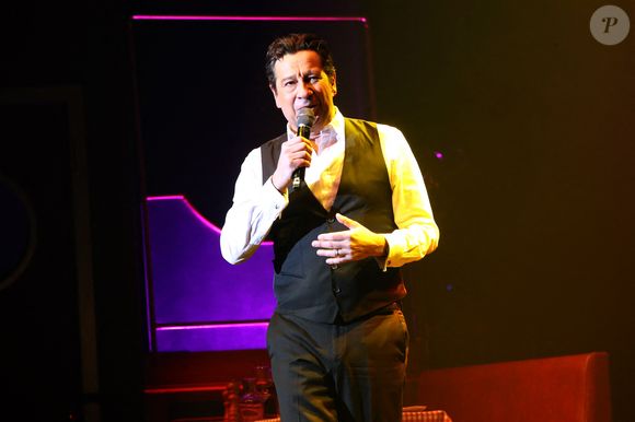 Exclusif - Laurent Gerra, imitant ici E. Macias, « Se met à table ! » dans son nouveau spectacle à savourer au Casino de Paris, à Paris, France, le 04 Janvier 2025. © Bertrand Rindoff/Bestimage