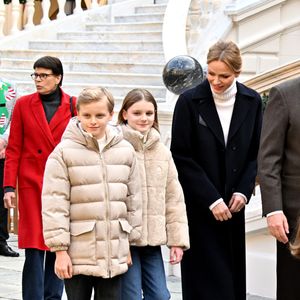 Le prince Albert II de Monaco, la princesse Charlene et leurs enfants la princesse Gabriella et le prince héréditaire Jacques ont accueilli les enfants monégasque pour le traditionnel arbre de Noël du Palais à Monaco, le 17 décembre 2025.© Bruno Bebert/Bestimage