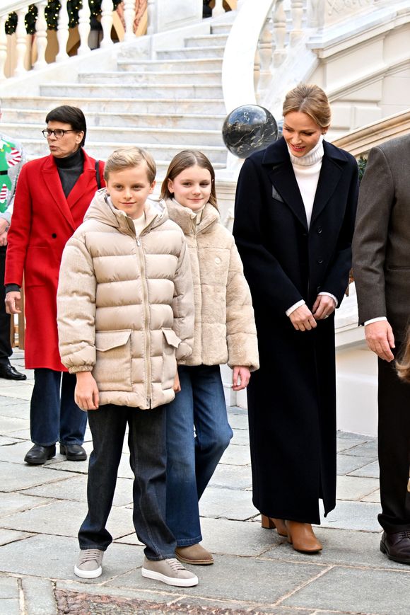Le prince Albert II de Monaco, la princesse Charlene et leurs enfants la princesse Gabriella et le prince héréditaire Jacques ont accueilli les enfants monégasque pour le traditionnel arbre de Noël du Palais à Monaco, le 17 décembre 2025.© Bruno Bebert/Bestimage