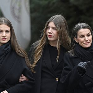 Leonor et Sofia d'Espagne sont à chaque étape des adieux à la princesse

La reine Letizia d'Espagne et ses filles, la princesse Leonor et l'infante Sofia, quittent la cathédrale orthodoxe grecque de Saint-André et Saint-Démétrius où ont eu lieu la cérémonie en l'hommage d'Irène de Grèce, le 17 janvier 2026, à Madrid (Espagne). © Francisco Guerra/Europa Press/Bestimage