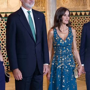 Si ces dernières semaines, la reine Letizia d'Espagne s'est affichée avec son époux à l'occasion de nombreux rendez-vous officiels, le 18 juillet 2025, elle n'était pas là lors de la réception de la Fédération espagnole des banques alimentaires au palais de la Zarzuela.

La reine Letizia et le roi Felipe VI d'Espagne organisent un dîner d'État en l'honneur des chefs d'État en visite au Real Alcazar, à la veille de la quatrième conférence internationale des Nations unies sur le financement le 29 juin 2025. LALO YASKY / BESTIMAGE