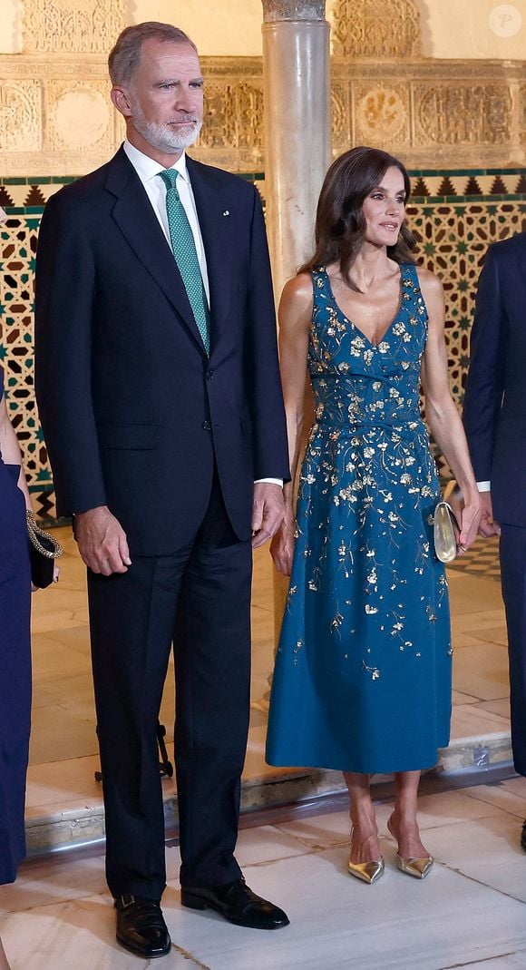 Si ces dernières semaines, la reine Letizia d'Espagne s'est affichée avec son époux à l'occasion de nombreux rendez-vous officiels, le 18 juillet 2025, elle n'était pas là lors de la réception de la Fédération espagnole des banques alimentaires au palais de la Zarzuela.

La reine Letizia et le roi Felipe VI d'Espagne organisent un dîner d'État en l'honneur des chefs d'État en visite au Real Alcazar, à la veille de la quatrième conférence internationale des Nations unies sur le financement le 29 juin 2025. LALO YASKY / BESTIMAGE