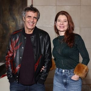 Julien Clerc et sa compagne Helene Gremillon lors de la nomination de Stéphane Bern comme Pape du Patrimoine lors de la Saint Clément au restaurant Alain Ducasse Baccarat, à Paris, France, le 20 novembre 2025. © Denis Guignebourg/Bestimage