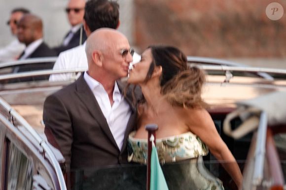 Tout le monde ne parle que de ce mariage, celui entre Jeff Bezos et Lauren Sanchez.

Jeff Bezos et sa fiancée, Lauren Sanchez, vêtue d'une robe Schiaparelli, s'embrassent à bord d'une gondole en allant dîner avec quelques invités à Venise, la veille de leur mariage.

Backgrid UK/ Bestimage