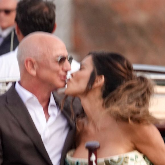 Tout le monde ne parle que de ce mariage, celui entre Jeff Bezos et Lauren Sanchez.

Jeff Bezos et sa fiancée, Lauren Sanchez, vêtue d'une robe Schiaparelli, s'embrassent à bord d'une gondole en allant dîner avec quelques invités à Venise, la veille de leur mariage.

Backgrid UK/ Bestimage