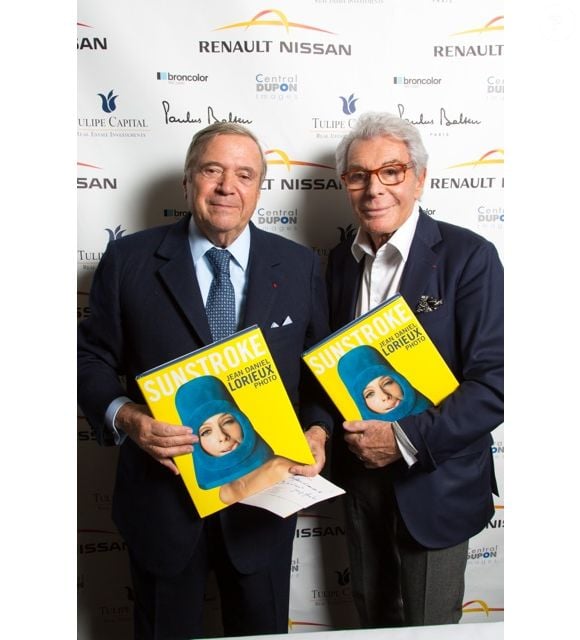 Le photographe Jean-Daniel Lorieux pose avec Hubert Guerrand Hermès lors de la séance de dédicaces de son livre "Sunstroke" à la Librairie des Arts à l'hôtel Royal Monceau à Paris, le 4 novembre 2014.
