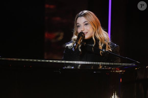Exclusif - Santa (Samanta Cotta, chanteuse du groupe Hyphen Hyphen) - Enregistrement de l'émission "La fête de la Chanson française" au Dôme à Paris, présentée par L.Thilleman et A.Manoukian, et diffusée le 22 décembre 2024 sur France 3. © Christophe Clovis / Bestimage