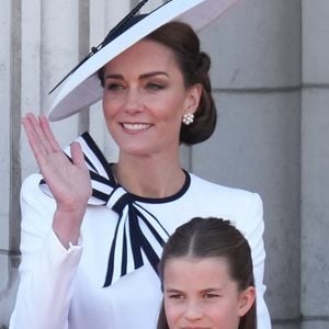 À l'occasion de cet événement, sa mère Kate Middleton a posté une photo de sa fille sur Instagram.

Catherine Kate Middleton, princesse de Galles, la princesse Charlotte - Les membres de la famille royale britannique au balcon du Palais de Buckingham lors de la parade militaire "Trooping the Colour" à Londres le 15 juin 2024

© Julien Burton / Bestimage