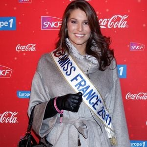 Archives - Miss France 2011 Laury Thilleman lors du départ du train de Noël à la gare du Nord à Paris, le 15 décembre 2010.