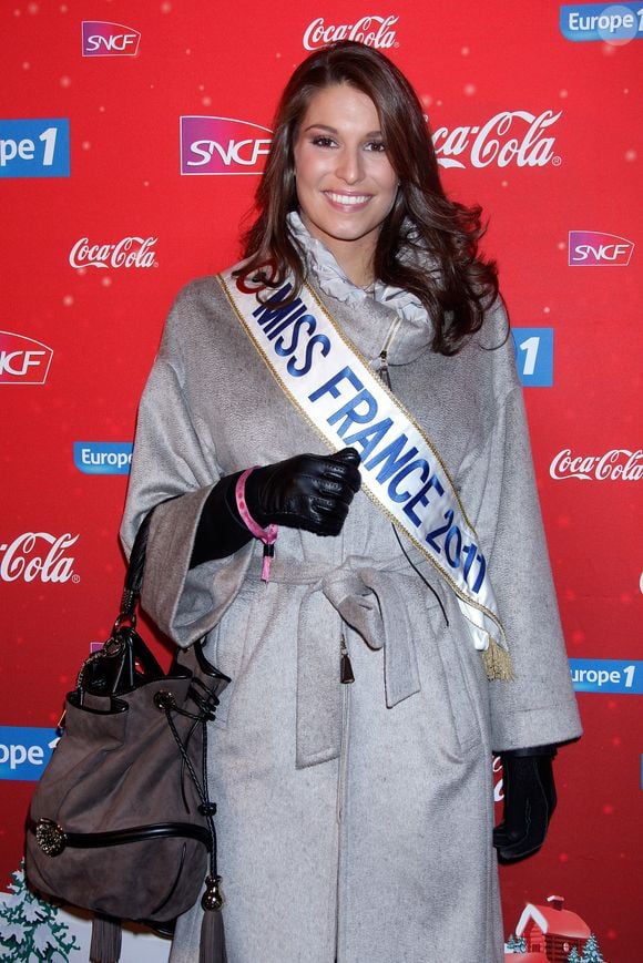 Archives - Miss France 2011 Laury Thilleman lors du départ du train de Noël à la gare du Nord à Paris, le 15 décembre 2010.