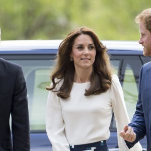 Le prince William, Kate Middleton et le prince Harry arrivent au lancement de la campagne "Heads Together" à Londres, le 16 mai 2016.

Photo : Agence / Bestimage
