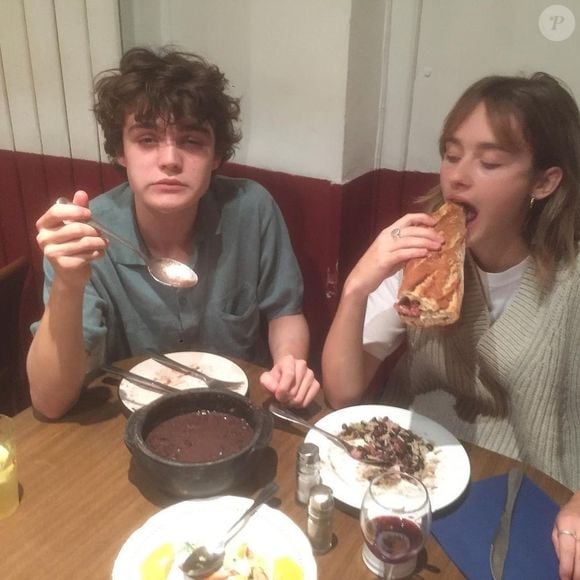 Les deux jeunes auraient formé un couple en 2020 mais se seraient séparés depuis. A noter que Camille Jansen est aussi une amie de Lily-Rose Depp. 

Jack Depp et Camille Jansen partageant un repas le 18 novembre 2020.