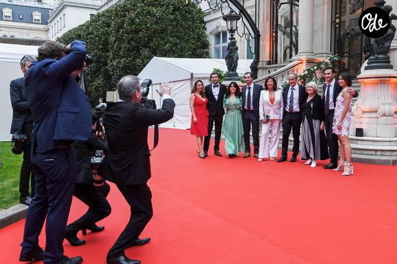 Olivier Kretz, Sandrine Kretz, Louis Kretz, Martin Kretz et sa femme Eve von Romberg, Majo (la grand-mère), Valentin Kretz et sa femme Charina Sarte lors de la soirée de gala des 50 ans de la Fondation Claude Pompidou à l'Hôtel Marcel Dassault à Paris le 12 avril 2022.

Rachid Bellak / LMS / Bestimage