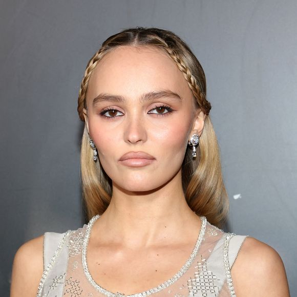 Il révèle être atteint du syndrome du nid vide, un sentiment de vide et de mélancolie depuis que ses deux enfants, Lily-Rose et Jack, ont quitté la maison.

Lily-Rose Depp  à Los Angeles, le 12 décembre 2024.
Photo : Press Service / Bestimage