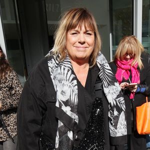 Michèle Bernier à la sortie des studios de RTL à Paris, France, le 17 octobre 2023. © Jonathan Rebboah/Panoramic/Bestimage