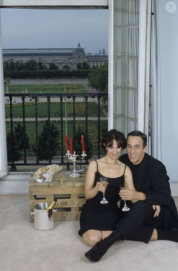 Propriétaire d’un appartement dans ce quartier depuis les années 1990, il s’était mobilisé pour leur préservation en créant une association en 2015. 

En France, à Paris, dans le salon de leur appartement vide de la Rue de Rivoli, donnant sur le Jardin des Tuileries, Thierry Ardisson et sa femme Béatrice Ardisson le 7 mai 1999