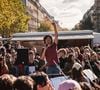 Un simple lapin blanc a mis le feu aux poudres. 

Des manifestants se rassemblent autour de musiciens en train de jouer lors des manifestations contre la hausse du coût de la vie à Paris, France.