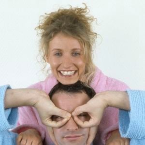 À l'époque, Alexandra Lamy percevait une rémunération inférieure de 15% à celle de son acolyte. 

Archives - En France, à Paris, Jean Dujardin et Alexandra Lamy dans la série "Un gars, une fille" le 31 janvier 2002. Michel MARIZY via Bestimage