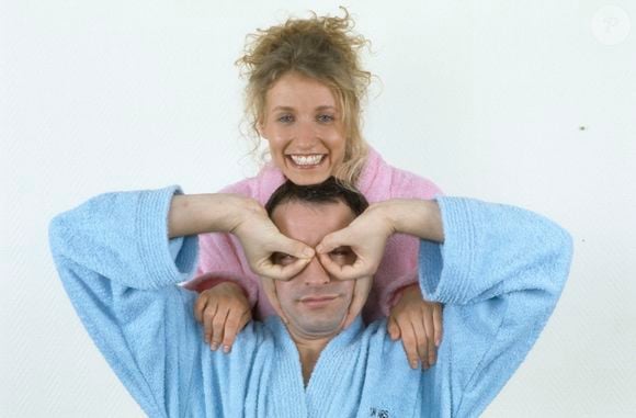 À l'époque, Alexandra Lamy percevait une rémunération inférieure de 15% à celle de son acolyte. 

Archives - En France, à Paris, Jean Dujardin et Alexandra Lamy dans la série "Un gars, une fille" le 31 janvier 2002. Michel MARIZY via Bestimage