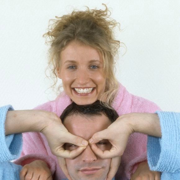 À l'époque, Alexandra Lamy percevait une rémunération inférieure de 15% à celle de son acolyte. 

Archives - En France, à Paris, Jean Dujardin et Alexandra Lamy dans la série "Un gars, une fille" le 31 janvier 2002. Michel MARIZY via Bestimage