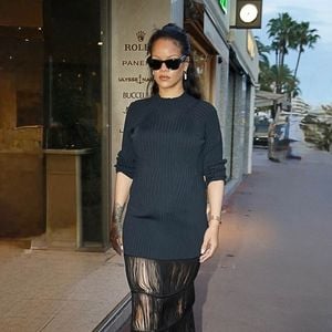 Rihanna brave la frénésie médiatique, à Cannes, en marge du festival du film, à l'occasion d'une séance de shopping en solo, et entre dans une boutique Messika. Backgrid USA / Bestimage