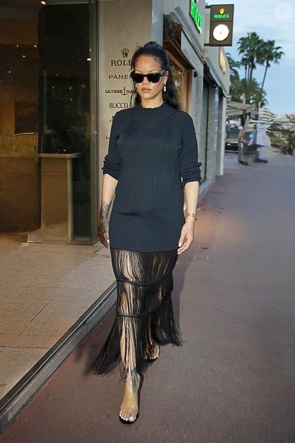 Rihanna brave la frénésie médiatique, à Cannes, en marge du festival du film, à l'occasion d'une séance de shopping en solo, et entre dans une boutique Messika. Backgrid USA / Bestimage