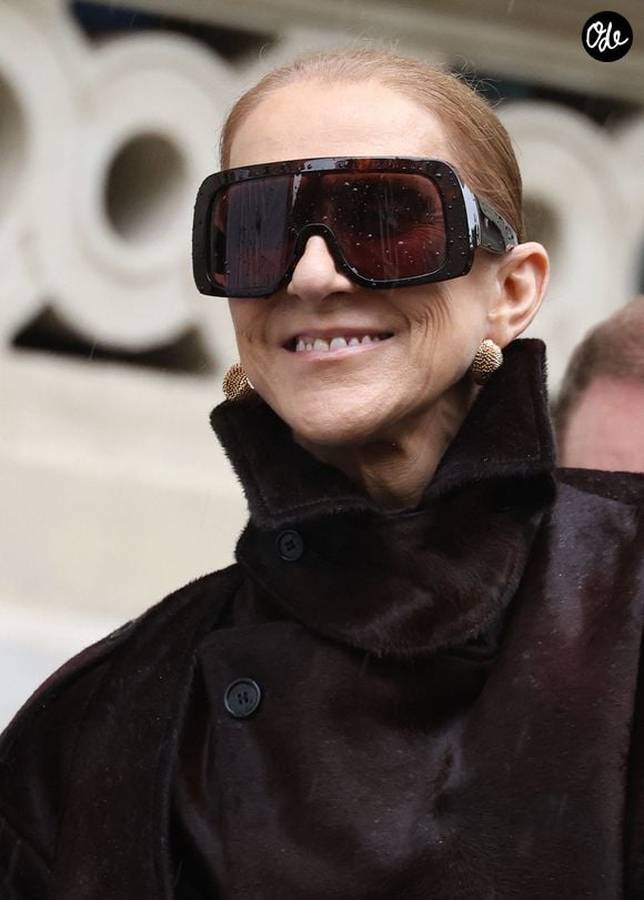 Céline Dion salue ses fans sous la pluie, à la sortie de l’hôtel Royal Monceau à Paris, avant de rejoindre "La Plenitude Arena de Paris La Défense" pour poursuivre sa série de concerts, le 30 septembre 2026. © Denis Guignebourg / Bestimage
