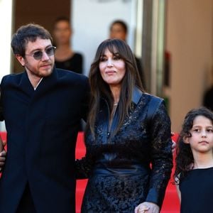 Bastien Bouillon, Monica Bellucci, Tawba El Gharchi - Montée des marches du film " Histoires de la nuit " lors du 79ème Festival International du Film de Cannes, le 21 mai 2026. © Olivier Borde / Bestimage