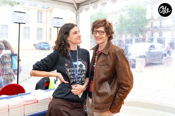 Nine d'Urso et sa mère Inès de la Fressange lors de la 3ème édition du salon du livre à Saint-Germain-des-Prés "Des pages avant la plage" à Paris le 6 juin 2026. © Jack Tribeca / Bestimage