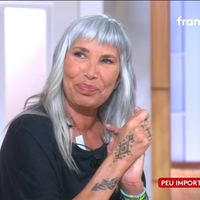 Zazie (62 ans) "débarrassée" de certains codes, elle assume pleinement ses cheveux blancs et le temps qui passe