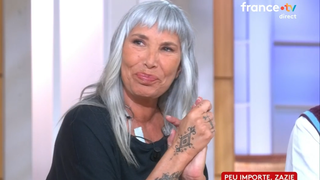 Zazie (62 ans) "débarrassée" de certains codes, elle assume pleinement ses cheveux blancs et le temps qui passe