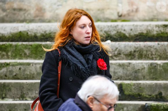 Sarah Stern a assisté à ses obsèques aux côtés de son père et du reste de la famille.

Sarah Stern, la belle-fille de la défunte - Arrivées aux obsèques de C.Laborde en l’église Saint-Roch à Paris, le 6 février 2025. Décédée le 28 janvier 2025 à l'âge de 73 ans, l'ancienne présentatrice météo de TF1 (1988 - 2017) était atteinte de la maladie neurodégénérative à corps de Lewy. 
© Jacovides - Moreau / Bestimage