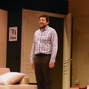 Exclusif - Patrick Bruel salue le public à la fin de la représentation pour les amis proche de la pièce "Deuxième partie" au Théâtre Édouard VI à Paris, France, le 04 Mars 2026.

© Bertrand Rindoff / Bestimage