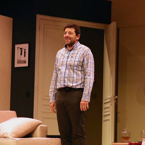 Exclusif - Patrick Bruel salue le public à la fin de la représentation pour les amis proche de la pièce "Deuxième partie" au Théâtre Édouard VI à Paris, France, le 04 Mars 2026.

© Bertrand Rindoff / Bestimage