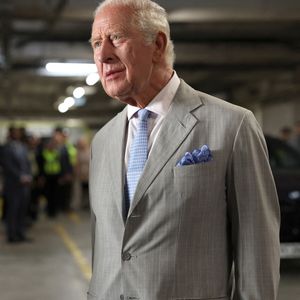Le roi Charles III s'entretient avec un agent de police lors d'une visite organisée pour l'inauguration officielle du siège de la Police des transports britannique (BTP) dans le centre de Londres, au Royaume-Uni, le 8 juillet 2026. Photo de Shane Anthony Sinclair/PA Wire/ABACAPRESS.COM