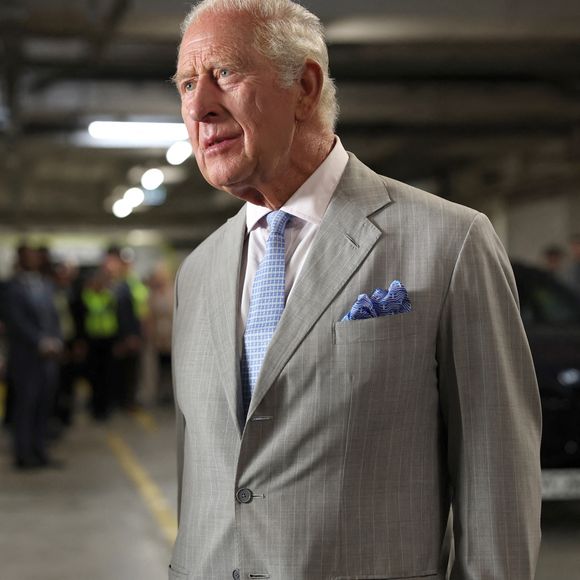 Le roi Charles III s'entretient avec un agent de police lors d'une visite organisée pour l'inauguration officielle du siège de la Police des transports britannique (BTP) dans le centre de Londres, au Royaume-Uni, le 8 juillet 2026. Photo de Shane Anthony Sinclair/PA Wire/ABACAPRESS.COM
