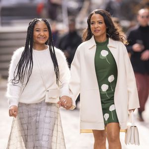 Christina Milian et Violet Madison, sa fille aînée au défilé Akris "Collection Prêt-à-Porter Automne/Hiver 2025-2026" lors de la Fashion Week de Paris (PFW), le 9 mars 2025 Photo : Pierre Perusseau / Tiziano da Silva / Bestimage