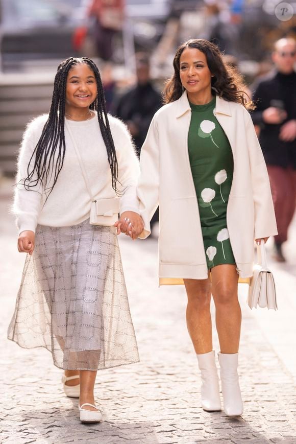 Christina Milian et Violet Madison, sa fille aînée au défilé Akris "Collection Prêt-à-Porter Automne/Hiver 2025-2026" lors de la Fashion Week de Paris (PFW), le 9 mars 2025 Photo : Pierre Perusseau / Tiziano da Silva / Bestimage