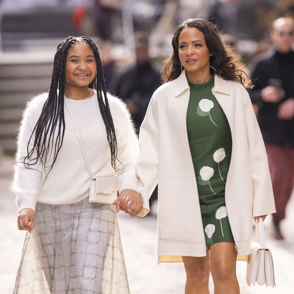 Christina Milian et Violet Madison, sa fille aînée au défilé Akris "Collection Prêt-à-Porter Automne/Hiver 2025-2026" lors de la Fashion Week de Paris (PFW), le 9 mars 2025 Photo : Pierre Perusseau / Tiziano da Silva / Bestimage