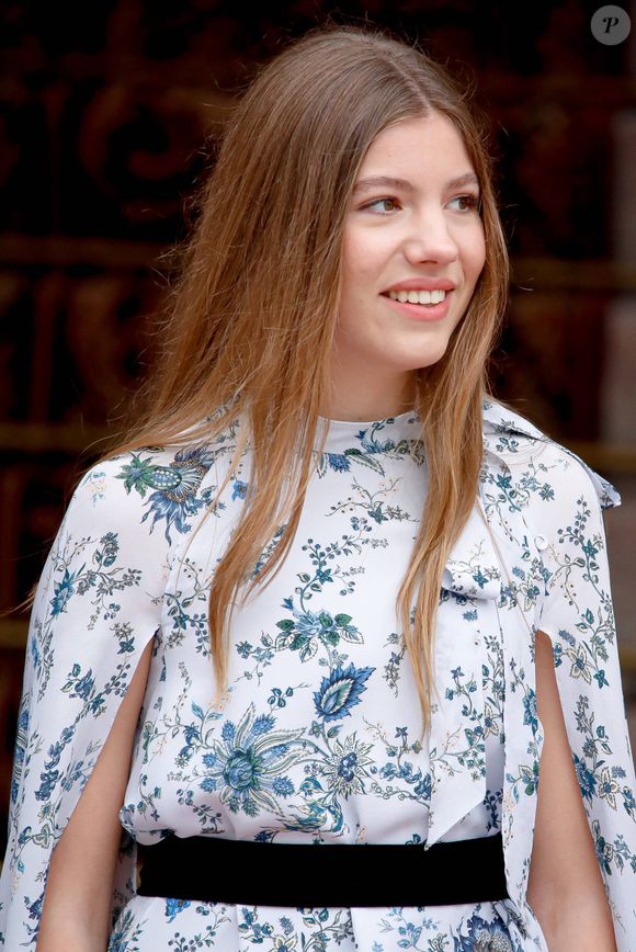 Sofia d'Espagne va débuter les cours le 22 septembre prochain. 

L'infante Sofia d'Espagne - La princesse Leonor, entourée de la famille royale, quitte le Parlement après avoir prêté serment, à l'occasion de son 18ème anniversaire à Madrid, le 31 octobre 2023. © Dana Press / Bestimage