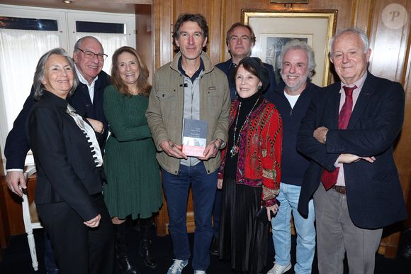 Cedric Sapin-Defour, Teresa Cremisi, Didier Decoin, Irene Frain, Frederic Lenoir, Didier van Cauwelaert, Frederic Vitoux, et Reha Hutin lors de la remise du prix littéraire 30 Millions d'Amis le 15 novembre 2023, au restaurant Drouant à Paris, France. Le prix 30 Millions d'Amis est considéré comme le prix littéraire le plus prestigieux de France pour les romans parlant d'animaux et est appelé le "Goncourt des Animaux". Photo par Jerome Dominé/ABACAPRESS.COM