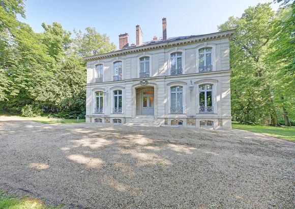 Située à Louveciennes, aux portes de Paris, sur le chemin des impressionnistes, cette belle demeure bourgeoise néo-classique, a été construite au milieu du XIXème siècle, appelée le "Domaine de Voisins", et ayant eu comme illustre propriétaire, Karl Lagerfeld. A l'abri des regards avec un parc arboré de 2 hectares.
© Marc Ausset-Lacroix / Bestimage