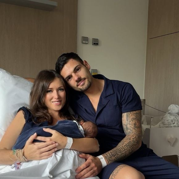 Elsa Esnoult a donné naissance le 26 septembre 2025 à un joli petit garçon prénommé Eden...

Elsa Esnoult et son conjoint Alexis, photo partagée sur Instagram le 28 septembre 2025.