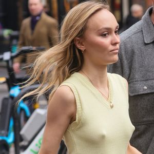 A Londres, Lily Rose Depp s'affiche dans une mini-robe jaune sans soutien-gorge 



Pictured: Lily Rose Depp